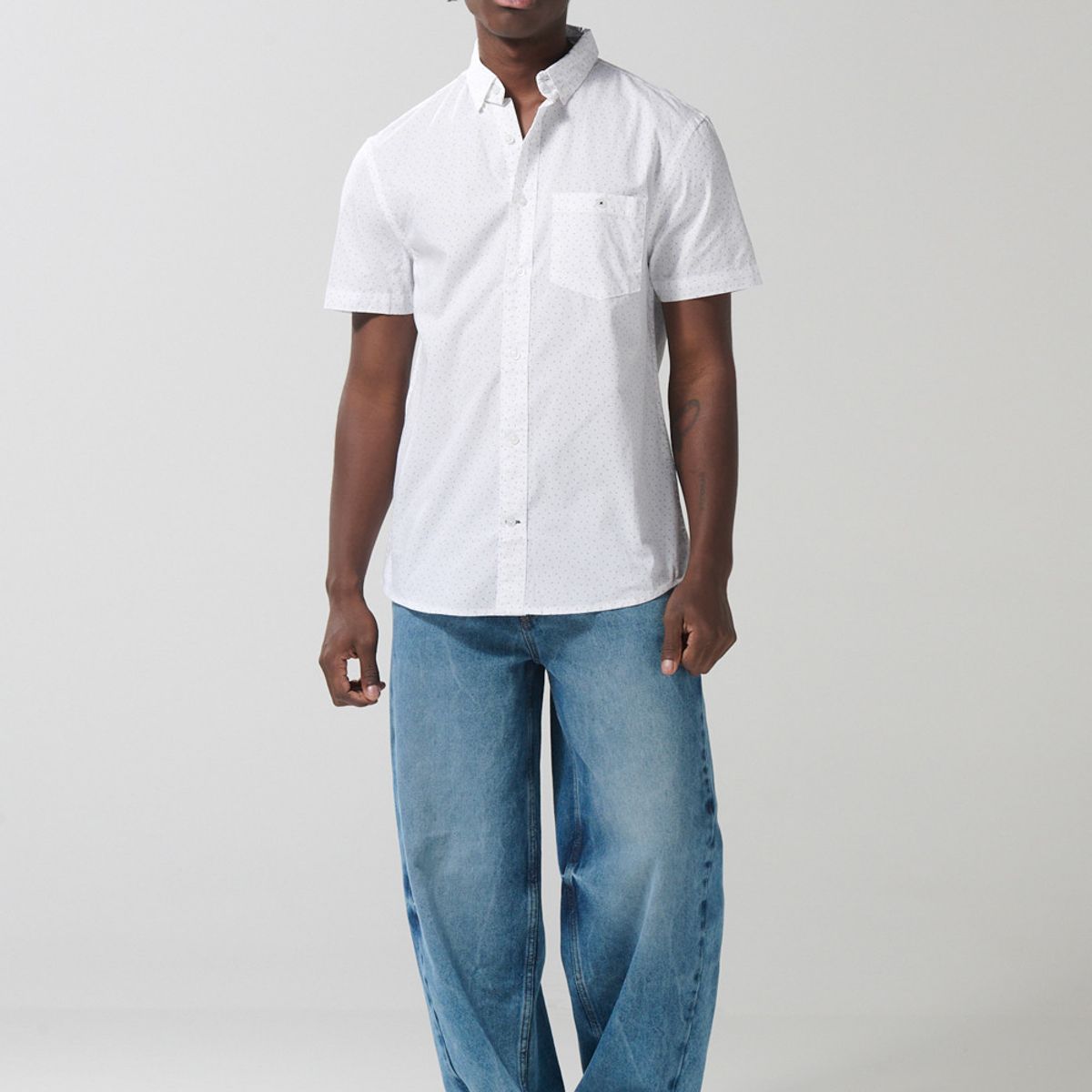 KOAJ - KOAJ Camisa blanca con diseños en mini print y cuello button Hombre