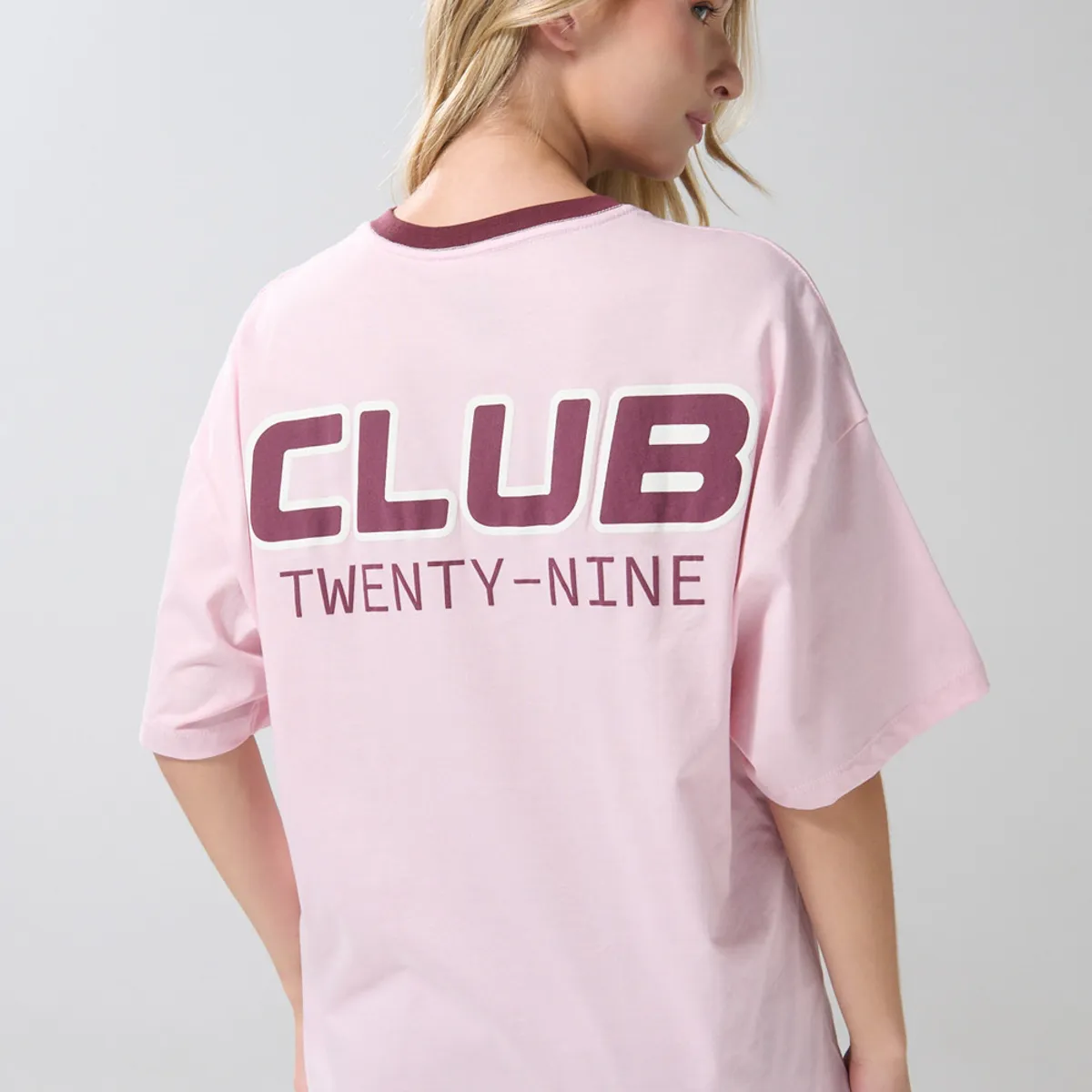 KOAJ - KOAJ Camiseta oversize cuello V rosada con artes college Mujer