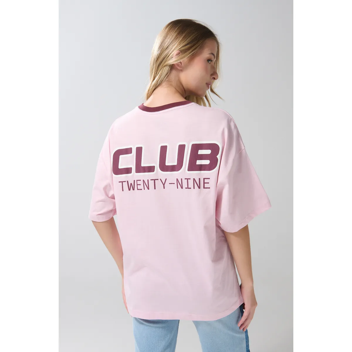 KOAJ - KOAJ Camiseta oversize cuello V rosada con artes college Mujer