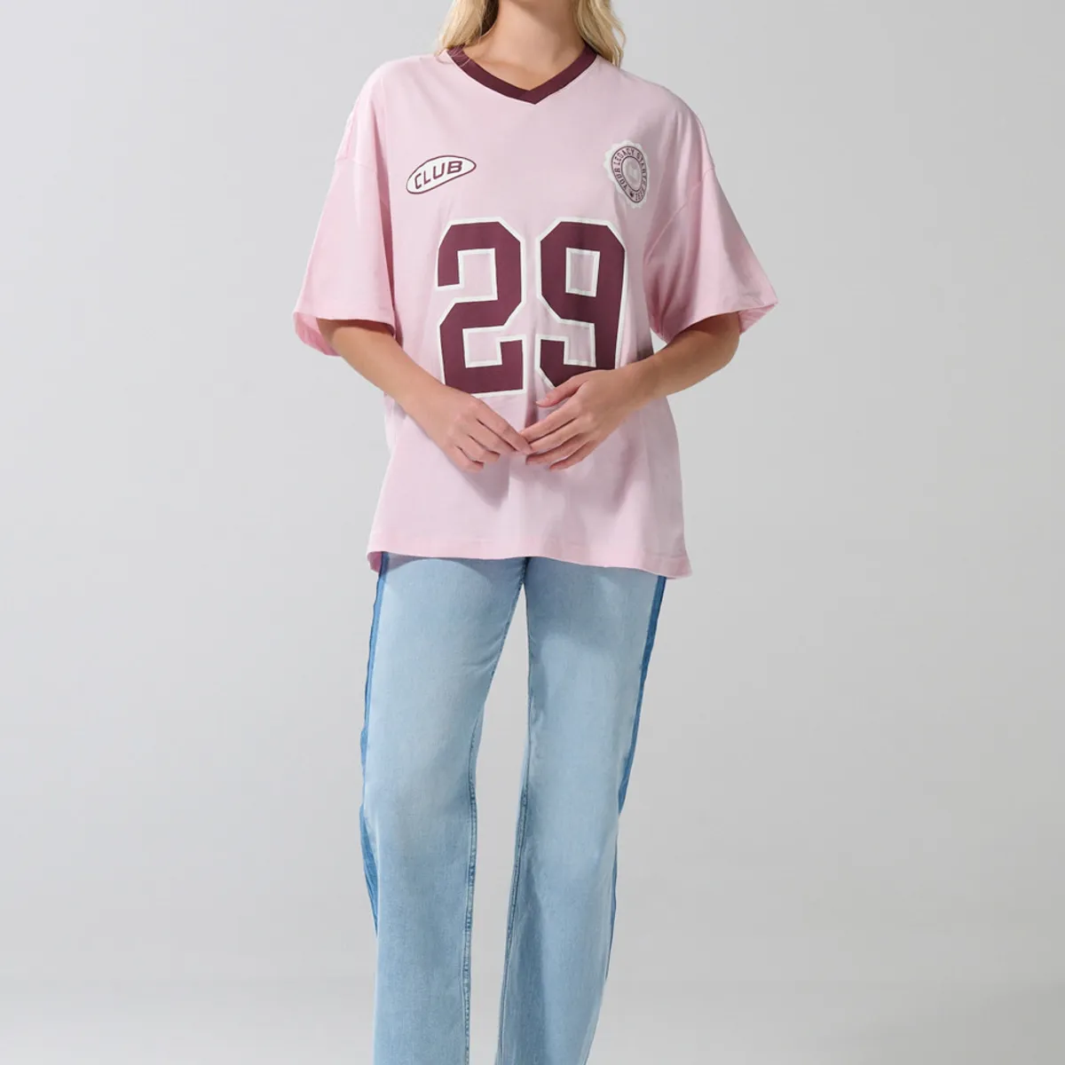 KOAJ - KOAJ Camiseta oversize cuello V rosada con artes college Mujer