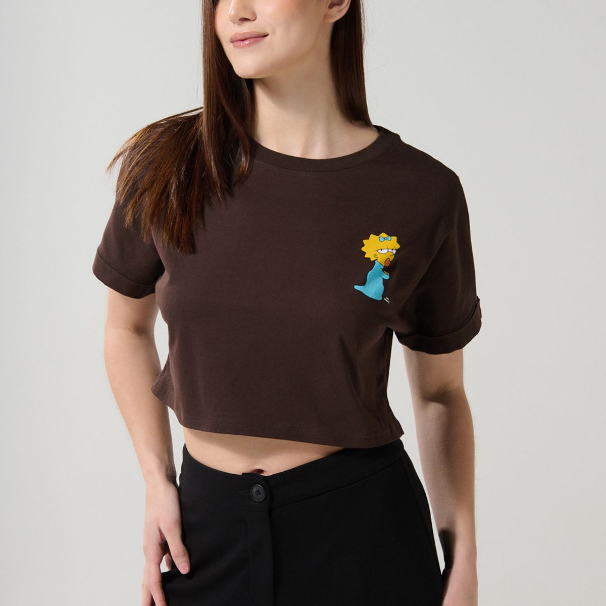 KOAJ - KOAJ Camiseta café crop top oversize con diseño de Los Simps Mujer