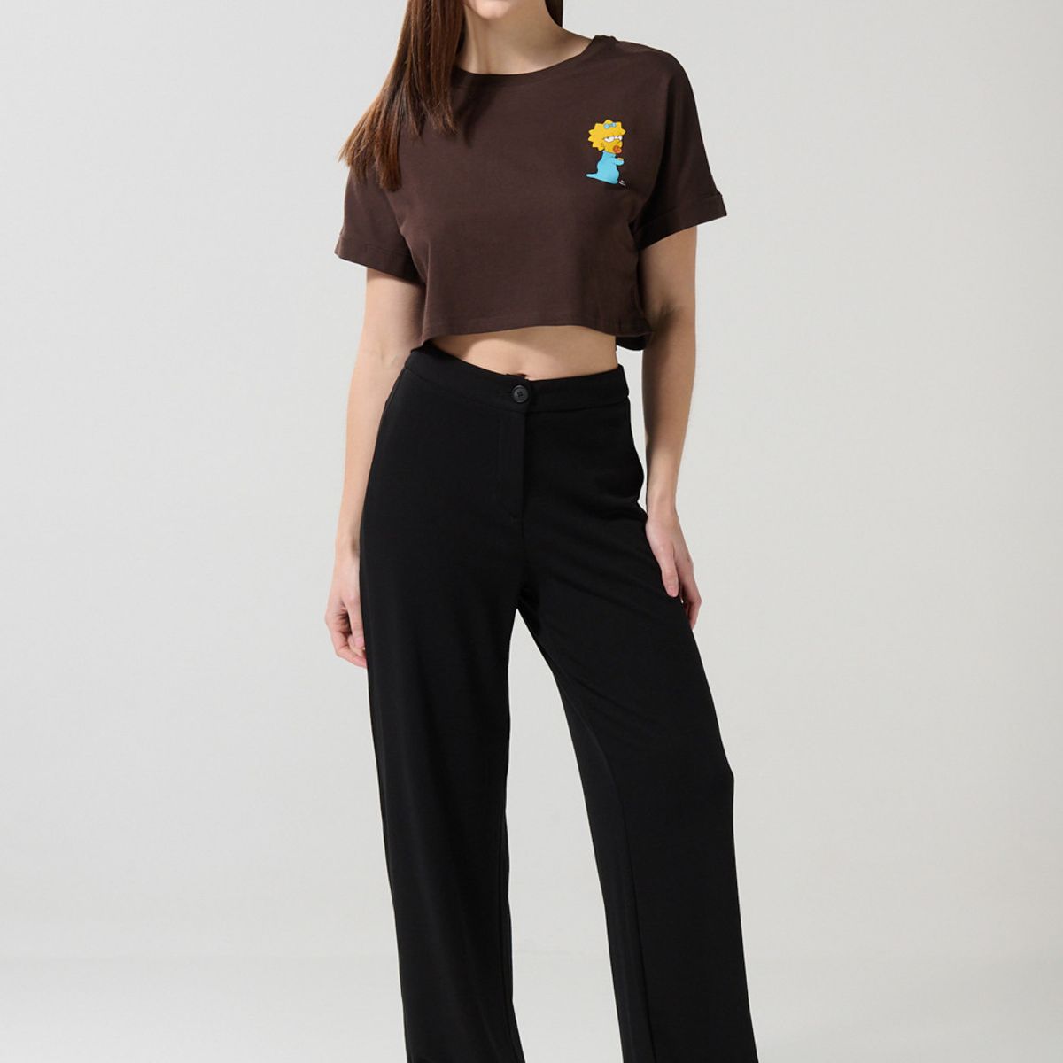 KOAJ - KOAJ Camiseta café crop top oversize con diseño de Los Simps Mujer