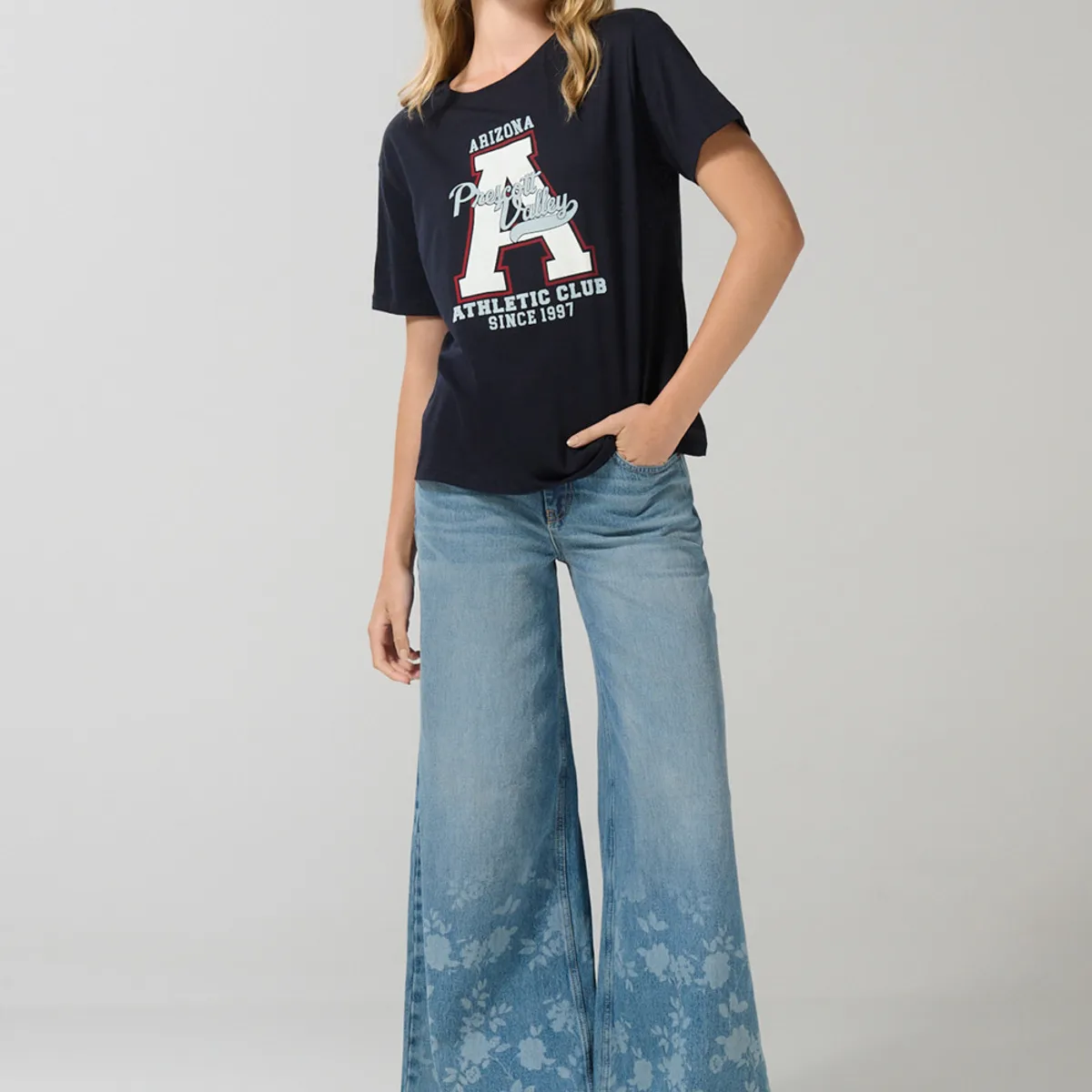 KOAJ - KOAJ Camiseta manga corta en algodón azul con arte college Mujer