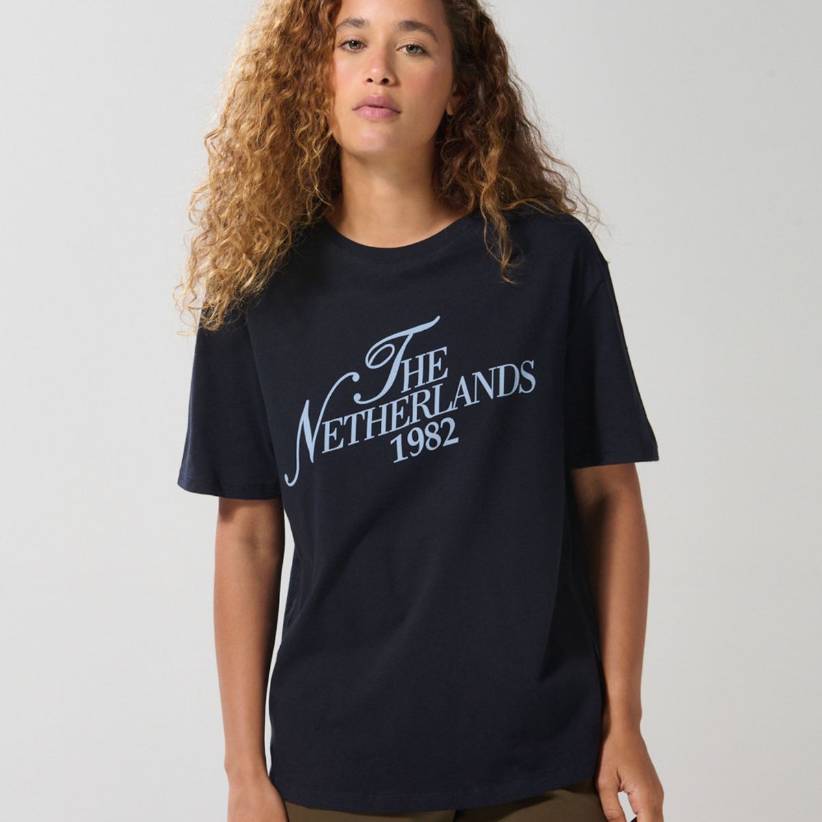 KOAJ - KOAJ Camiseta azul cuello redondo en algodón con arte colleg Mujer