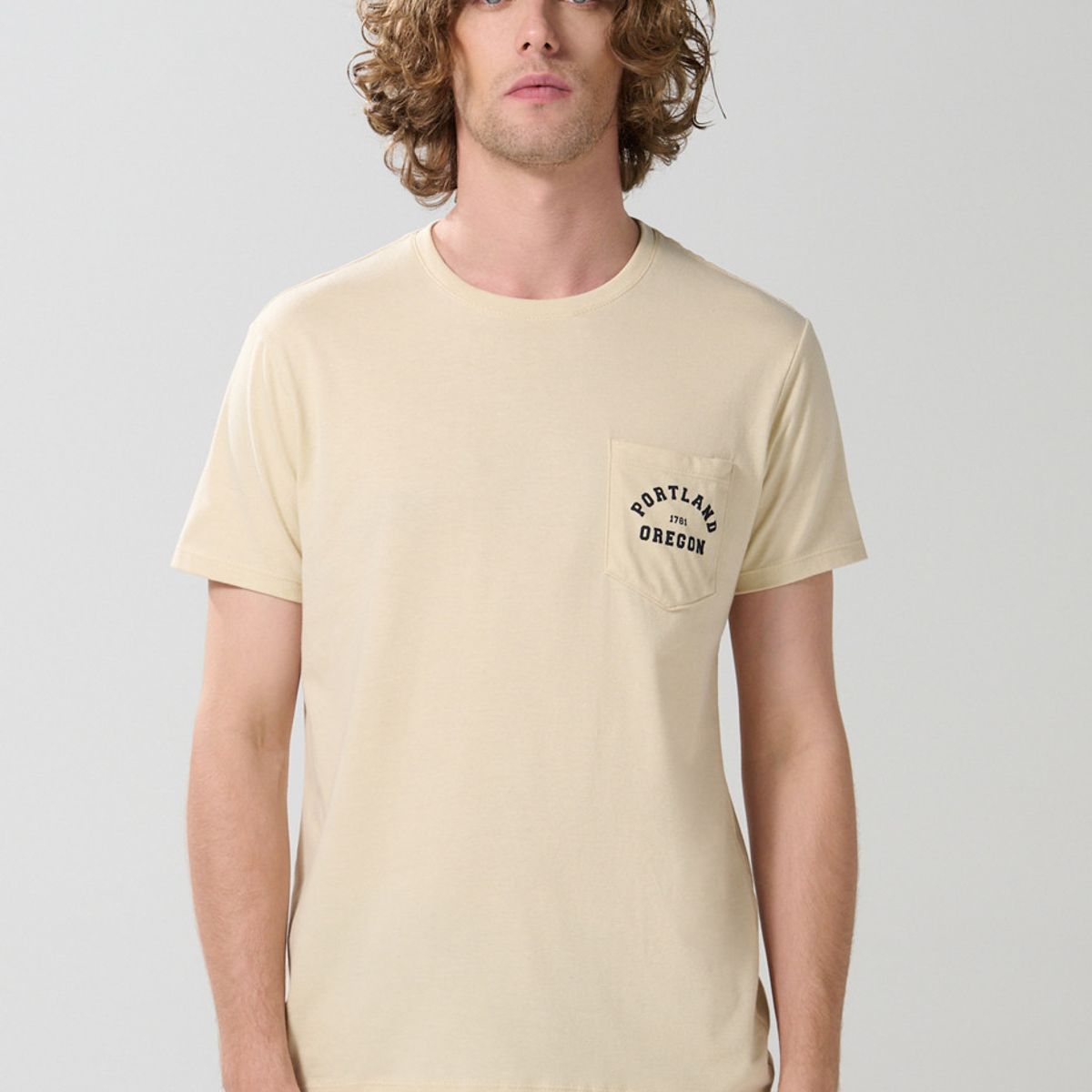 KOAJ - KOAJ Camiseta unicolor college con bolsillo y cuello redondo Hombre