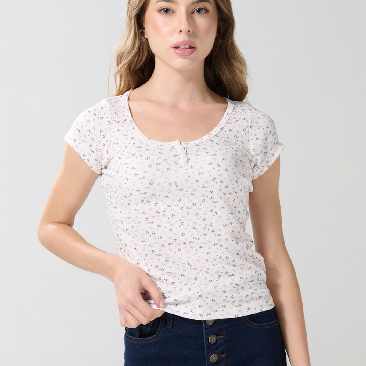 KOAJ - KOAJ Camiseta crema con escote redondo y diseños de flores Mujer