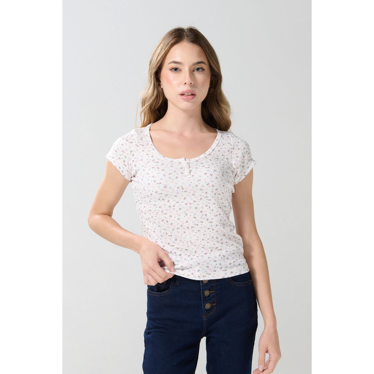 KOAJ - KOAJ Camiseta crema con escote redondo y diseños de flores Mujer