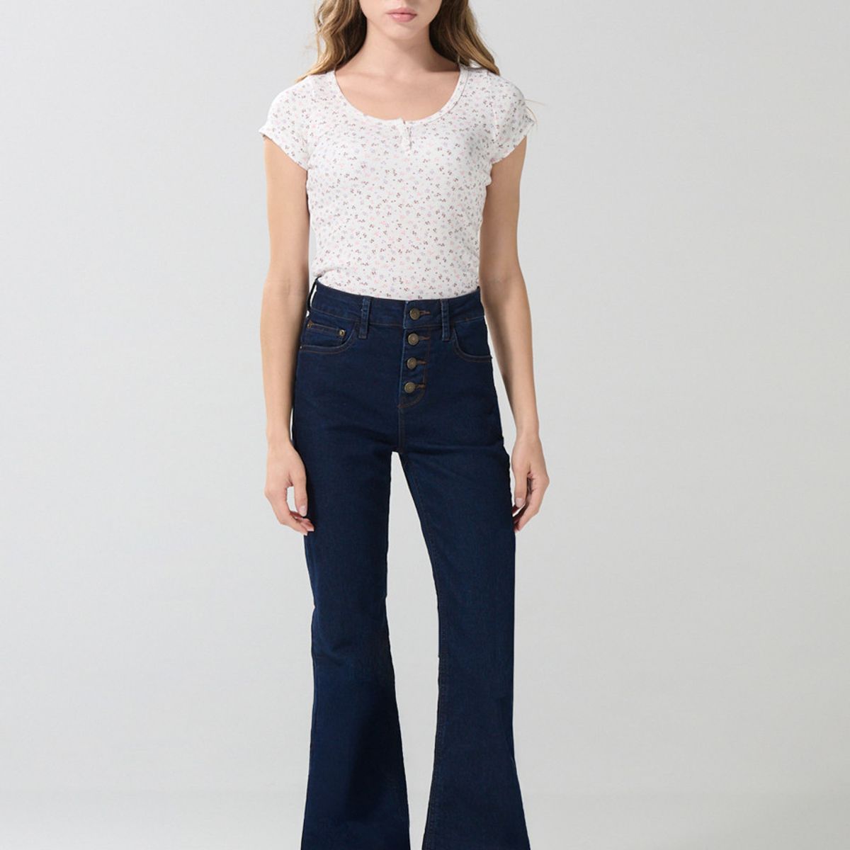 KOAJ - KOAJ Camiseta crema con escote redondo y diseños de flores Mujer