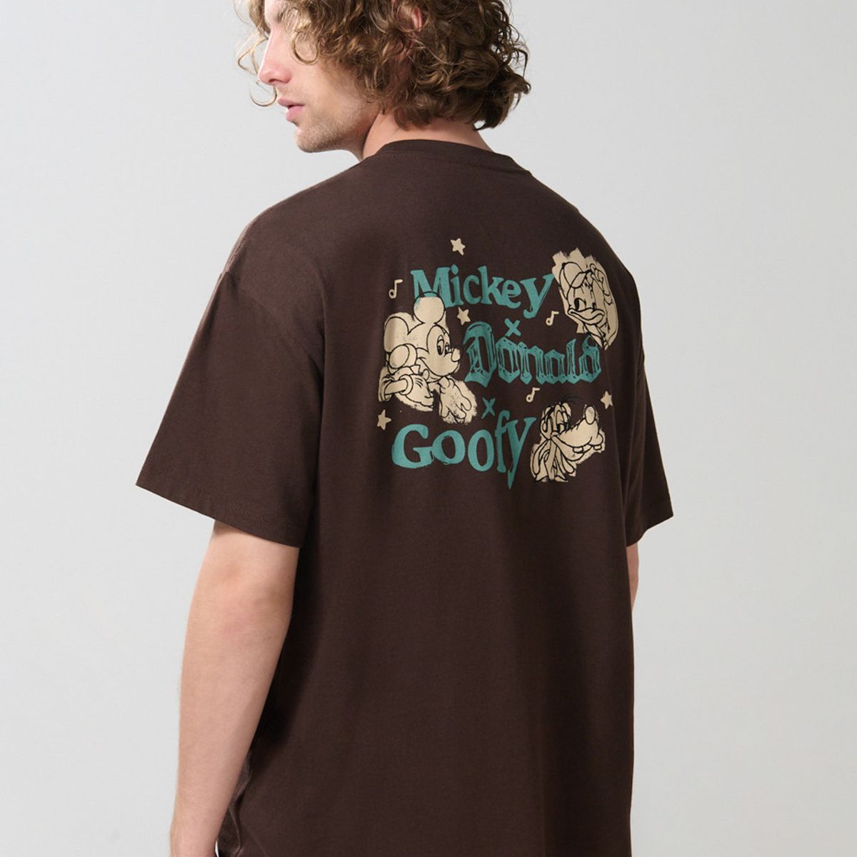 KOAJ - KOAJ Camiseta oversize café de Mickey and Friends manga cort Hombre