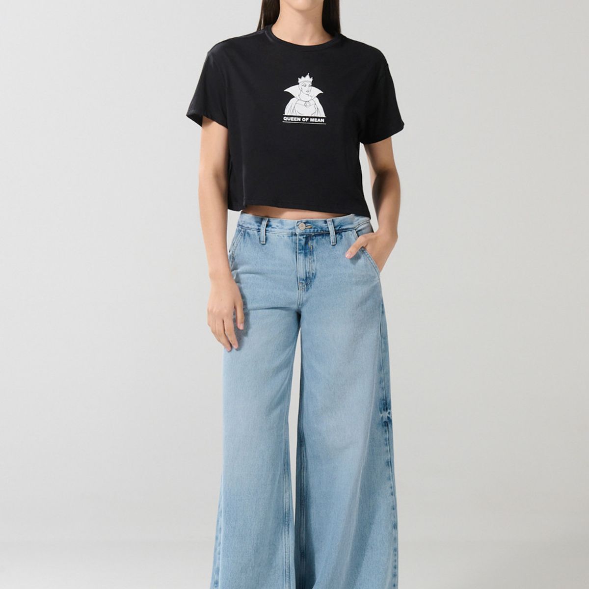 KOAJ - KOAJ Camiseta crop top negra con diseño de Reina Malvada Mujer