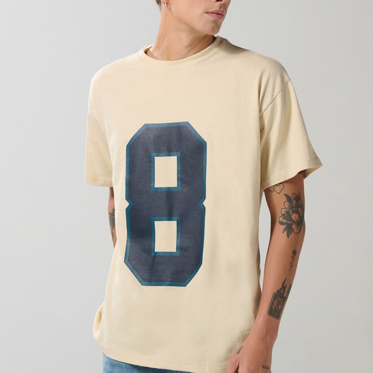 KOAJ - KOAJ Camiseta oversize cuello redondo kaki con arte college Hombre