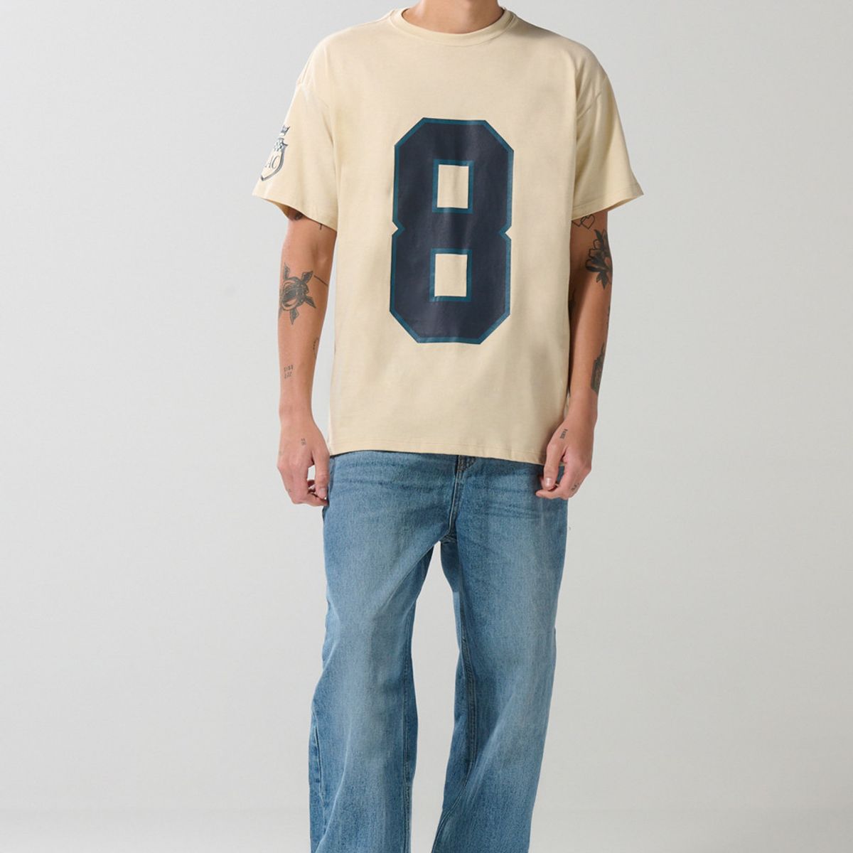 KOAJ - KOAJ Camiseta oversize cuello redondo kaki con arte college Hombre