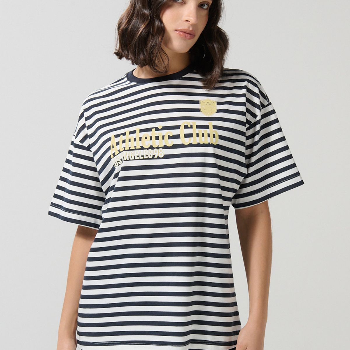 KOAJ - KOAJ Camiseta crema oversize manga corta a rayas con arte co Mujer