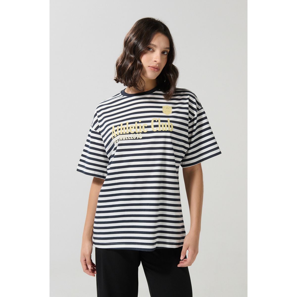 KOAJ - KOAJ Camiseta crema oversize manga corta a rayas con arte co Mujer