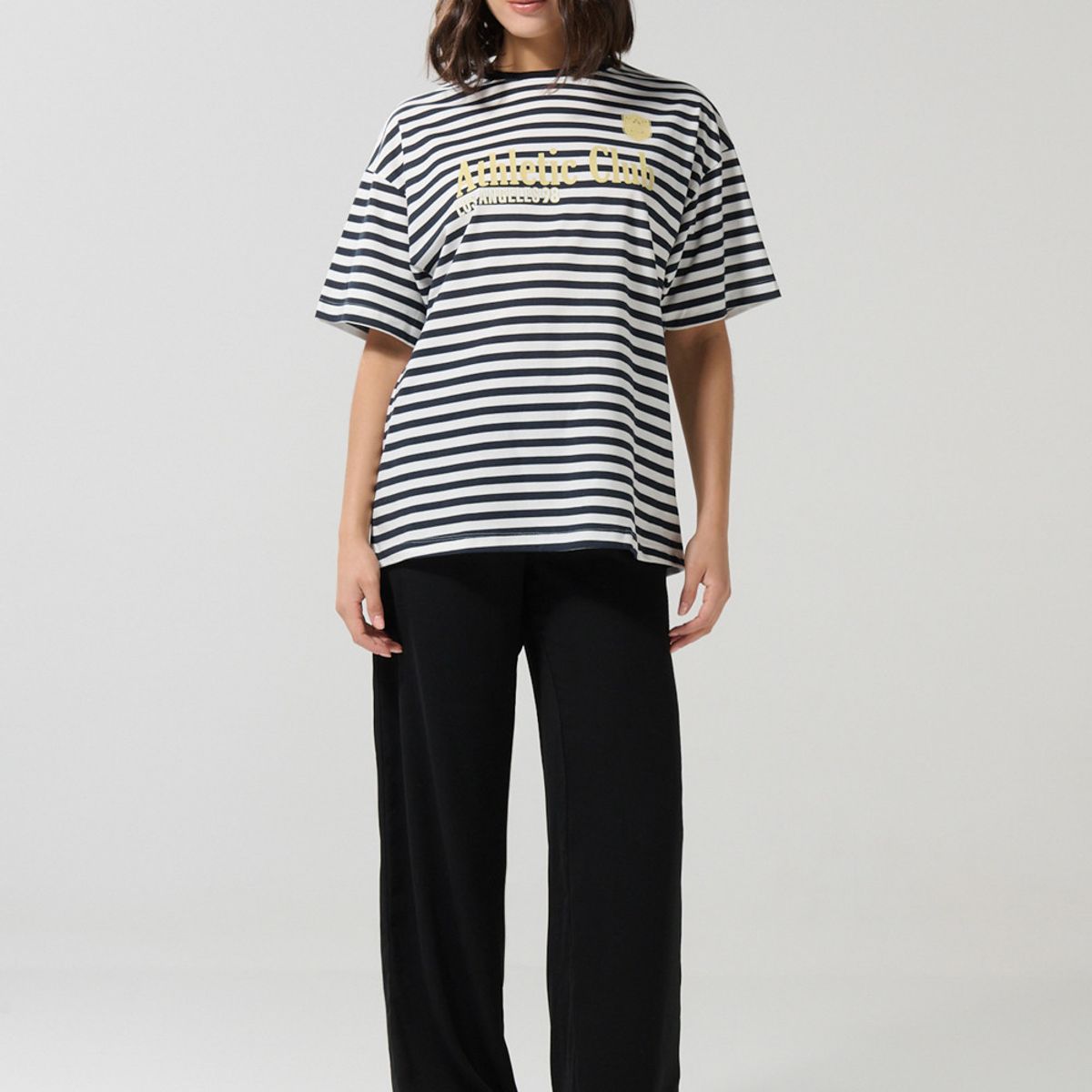 KOAJ - KOAJ Camiseta crema oversize manga corta a rayas con arte co Mujer