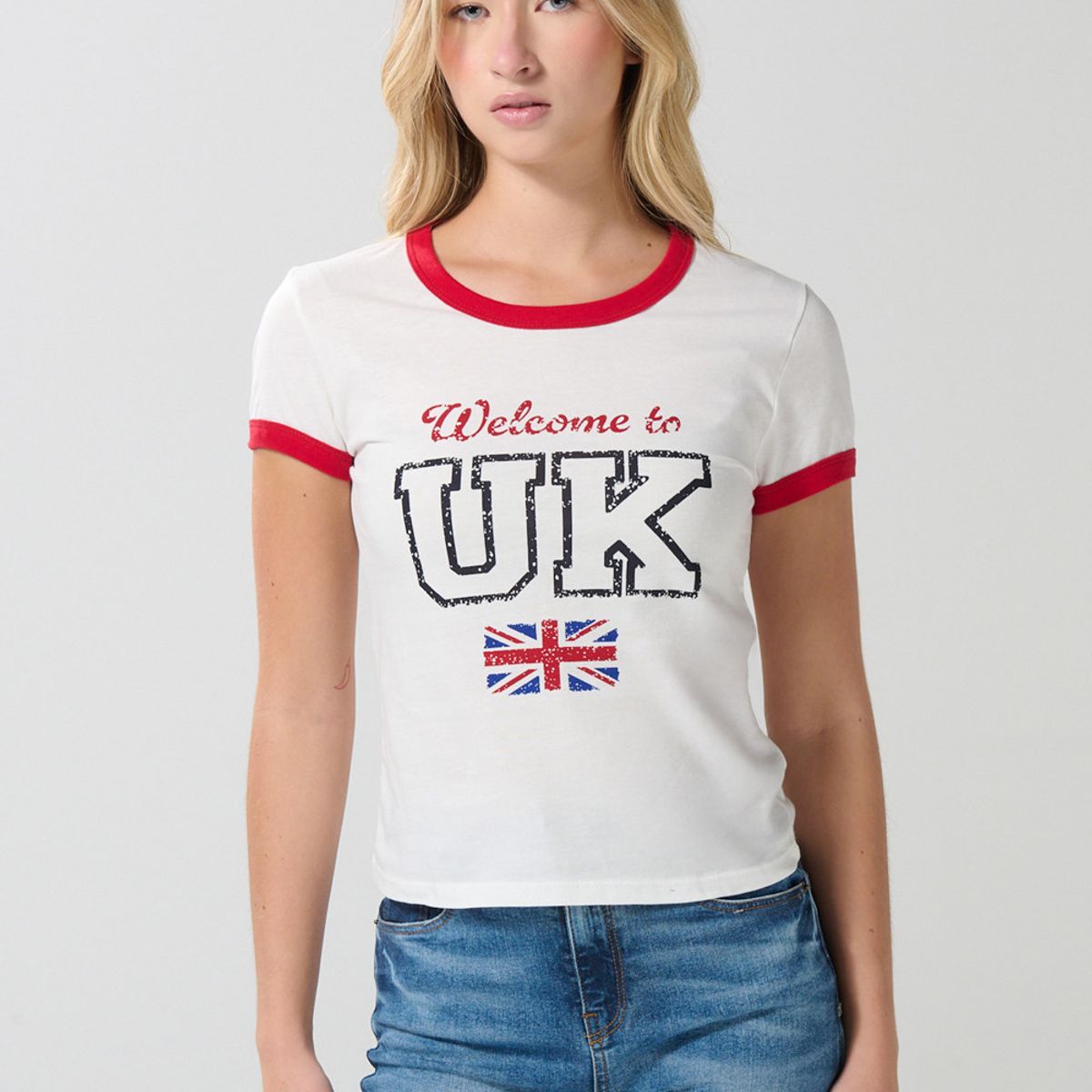 KOAJ - KOAJ Camiseta college crema manga corta con contrastes rojos Mujer