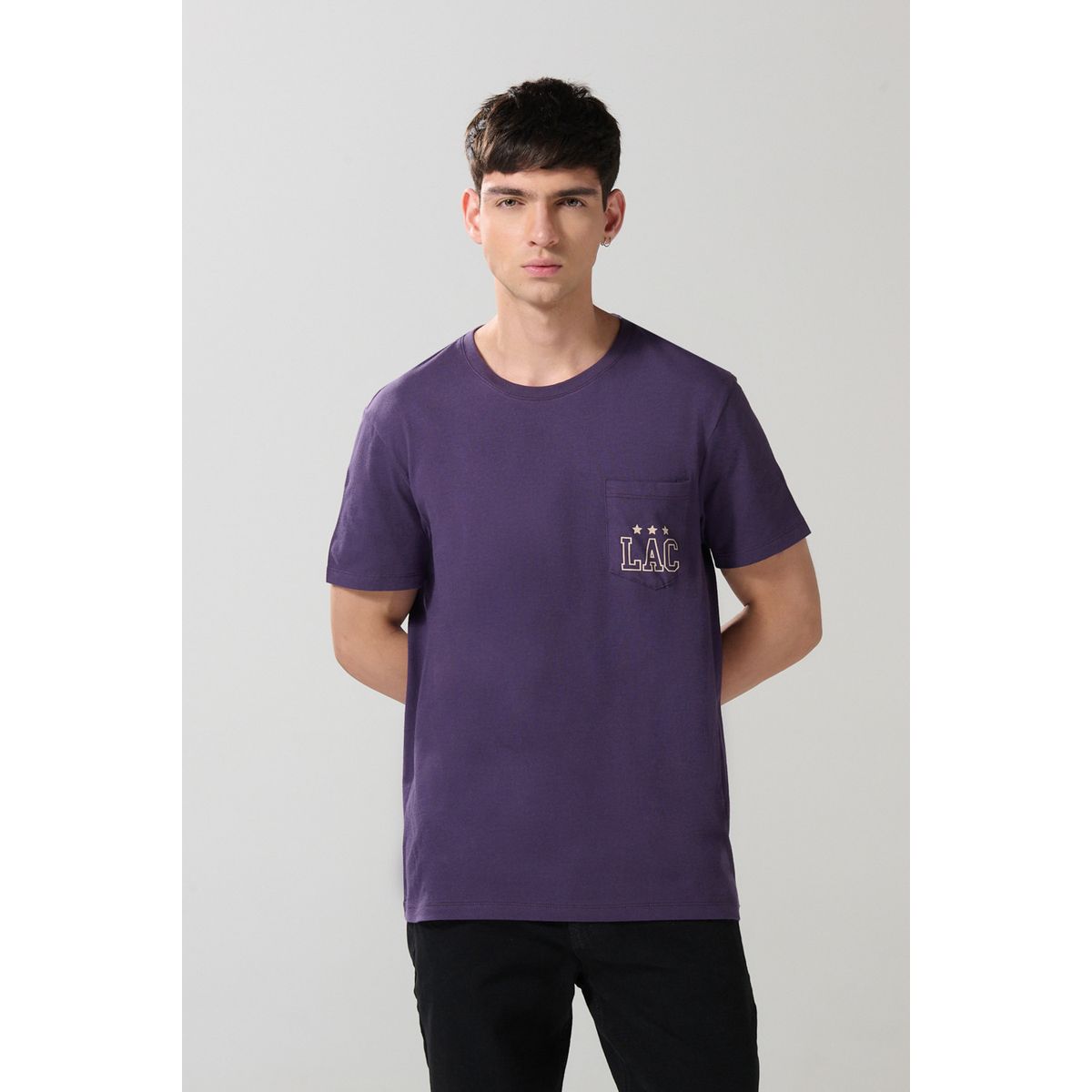 KOAJ - KOAJ Camiseta morada manga corta con bolsillo y arte college Hombre