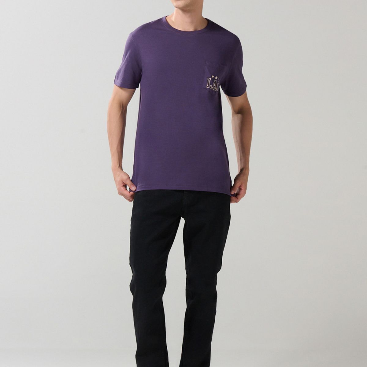 KOAJ - KOAJ Camiseta morada manga corta con bolsillo y arte college Hombre