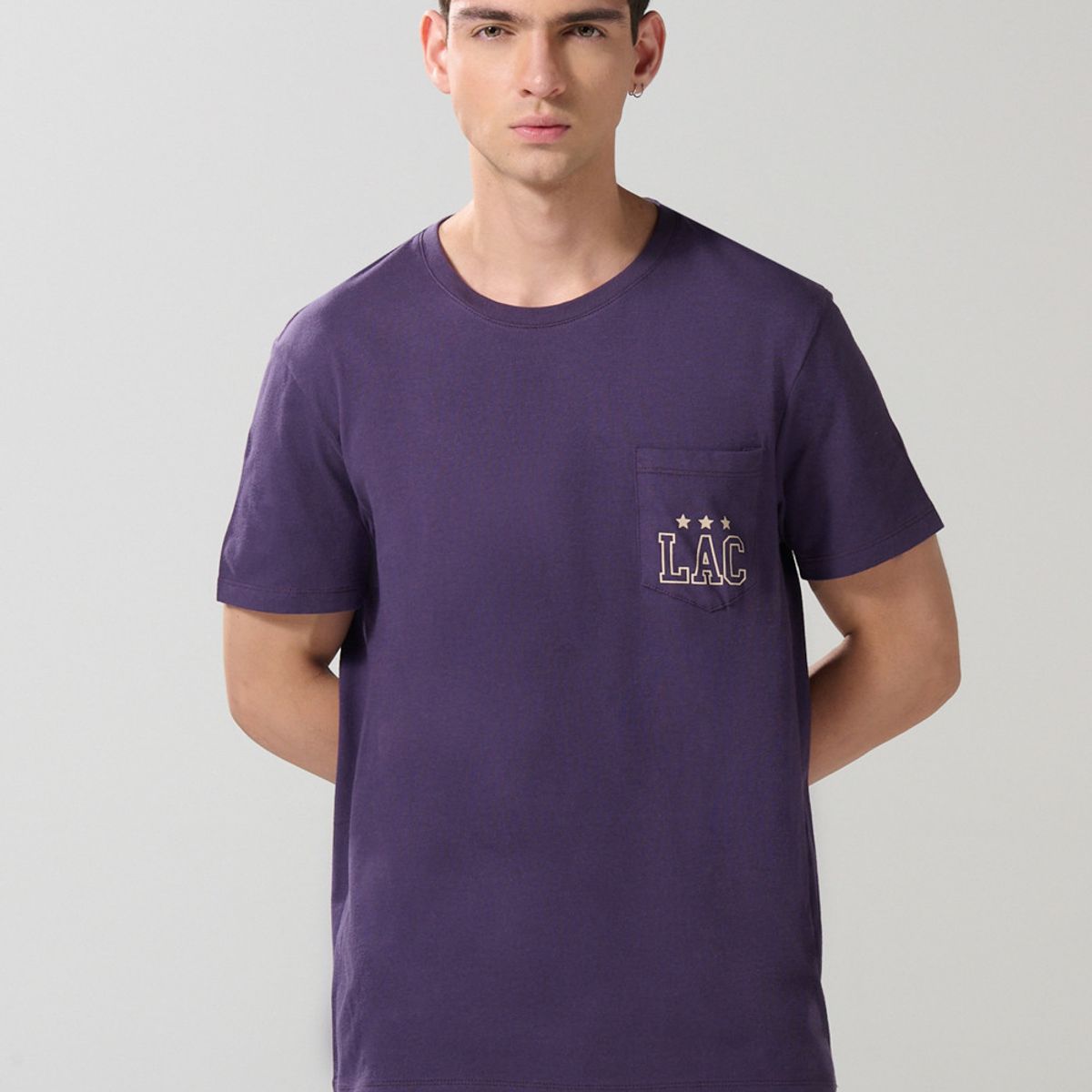 KOAJ - KOAJ Camiseta morada manga corta con bolsillo y arte college Hombre