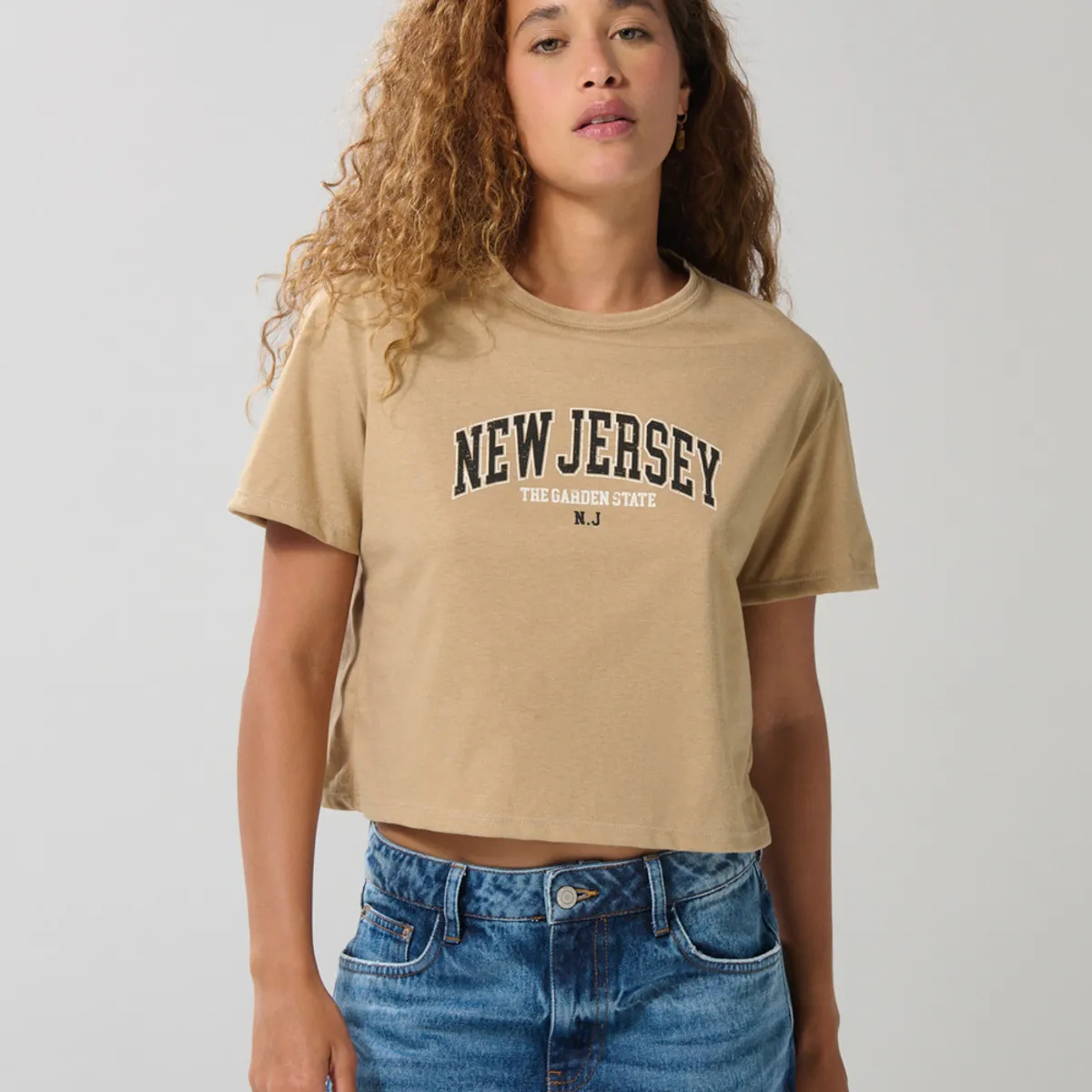 KOAJ - KOAJ Camiseta crop top unicolor con texto college delantero Mujer