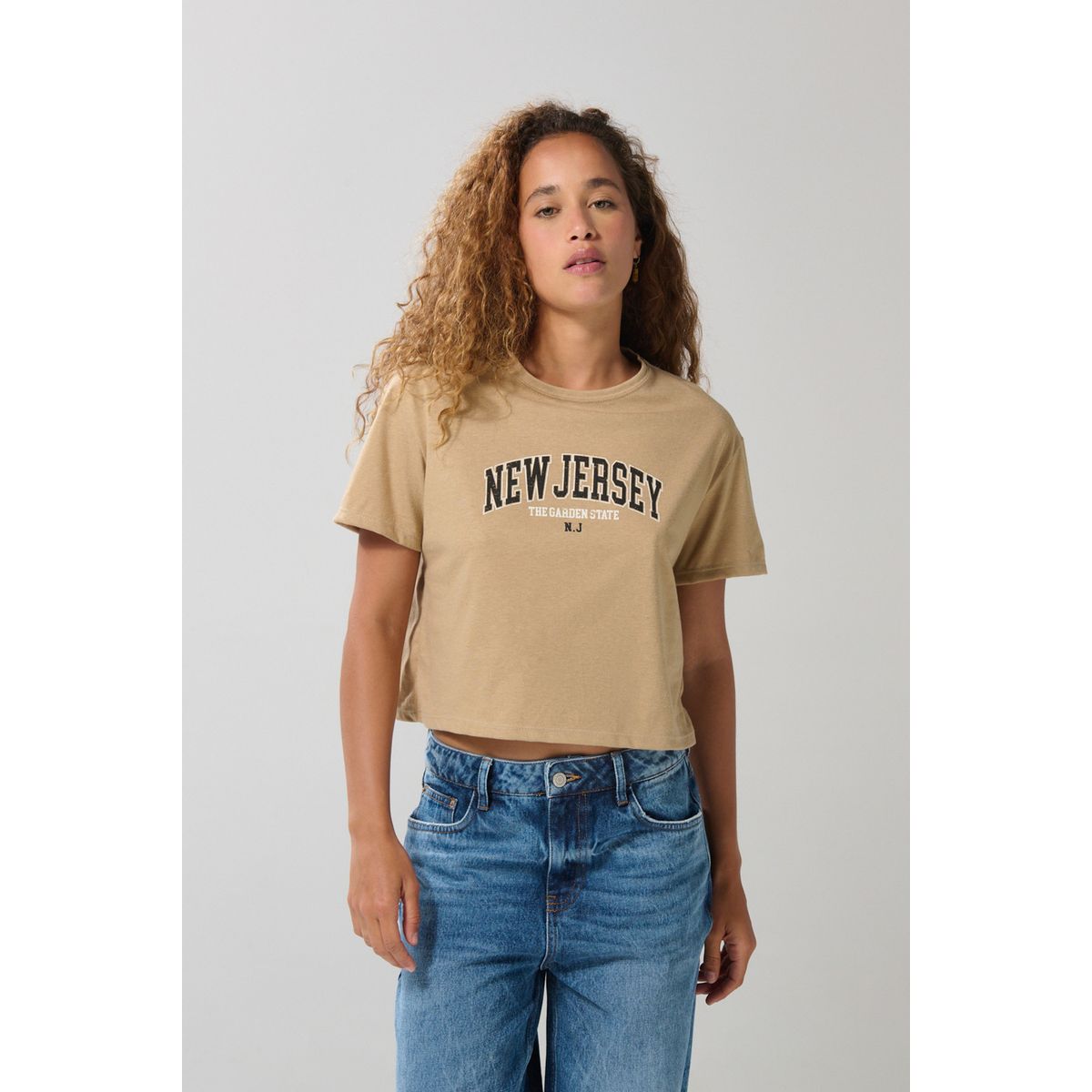 KOAJ - KOAJ Camiseta crop top unicolor con texto college delantero Mujer