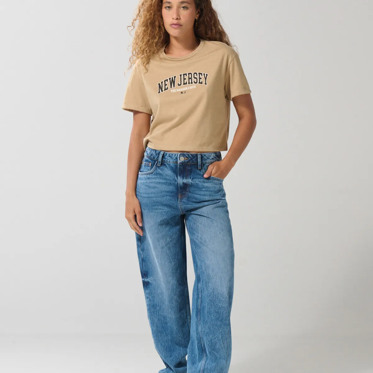 KOAJ - KOAJ Camiseta crop top unicolor con texto college delantero Mujer