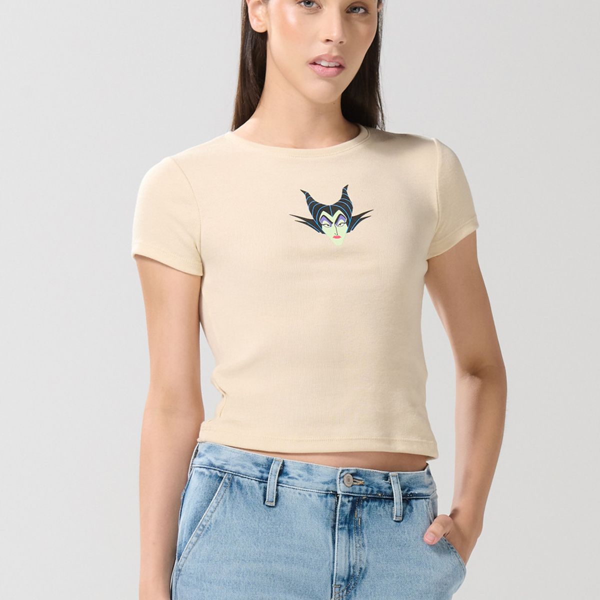 KOAJ - KOAJ Camiseta kaki clara manga corta con arte de Maléfica Mujer