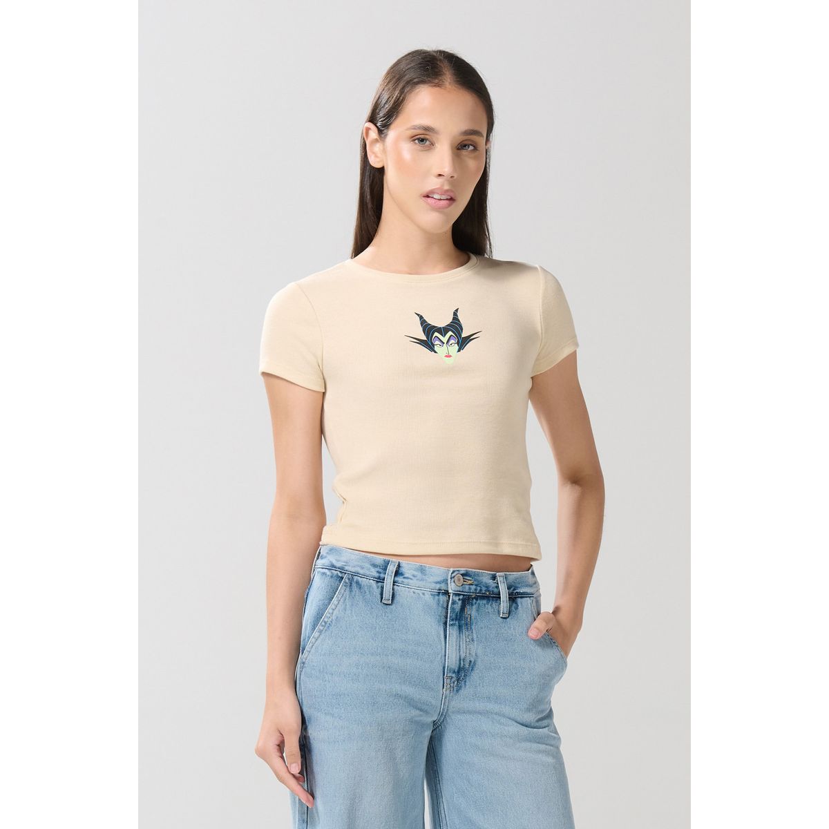 KOAJ - KOAJ Camiseta kaki clara manga corta con arte de Maléfica Mujer