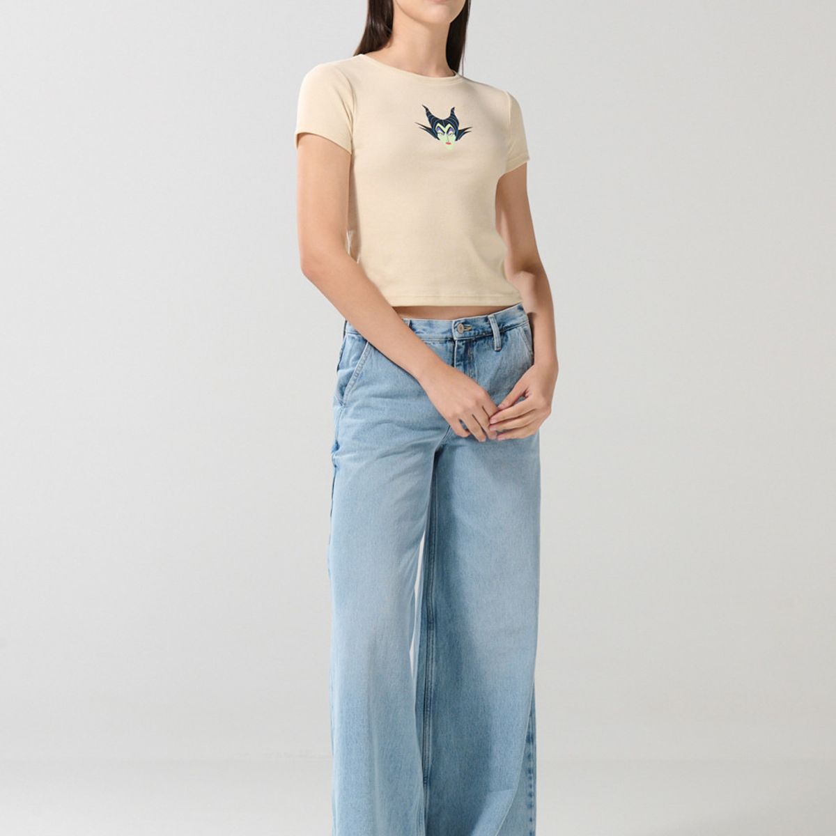 KOAJ - KOAJ Camiseta kaki clara manga corta con arte de Maléfica Mujer