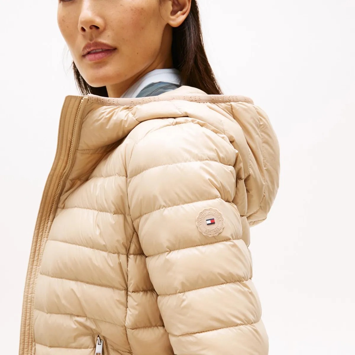 TOMMY HILFIGER - Chaqueta beige con capota acolchada de corte regular Tommy Hilfiger