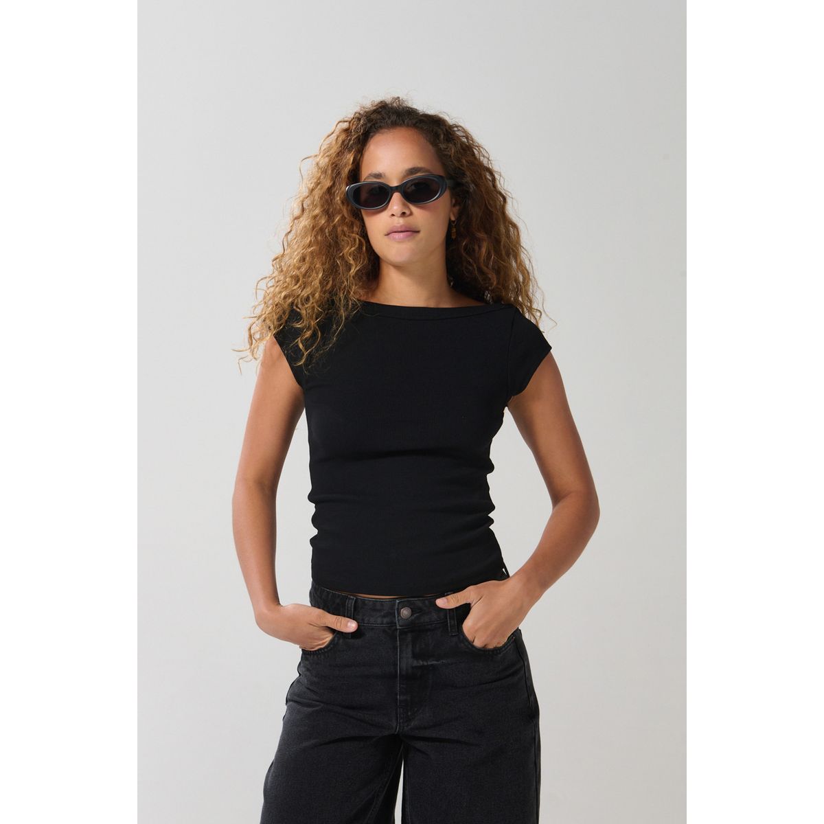 KOAJ - KOAJ Camiseta ajustada cuello bandeja unicolor y manga corta Mujer