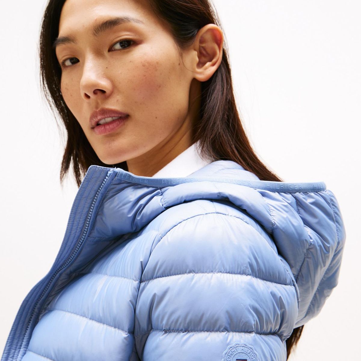 TOMMY HILFIGER - Chaqueta azul con capota acolchada de corte regular Tommy Hilfiger