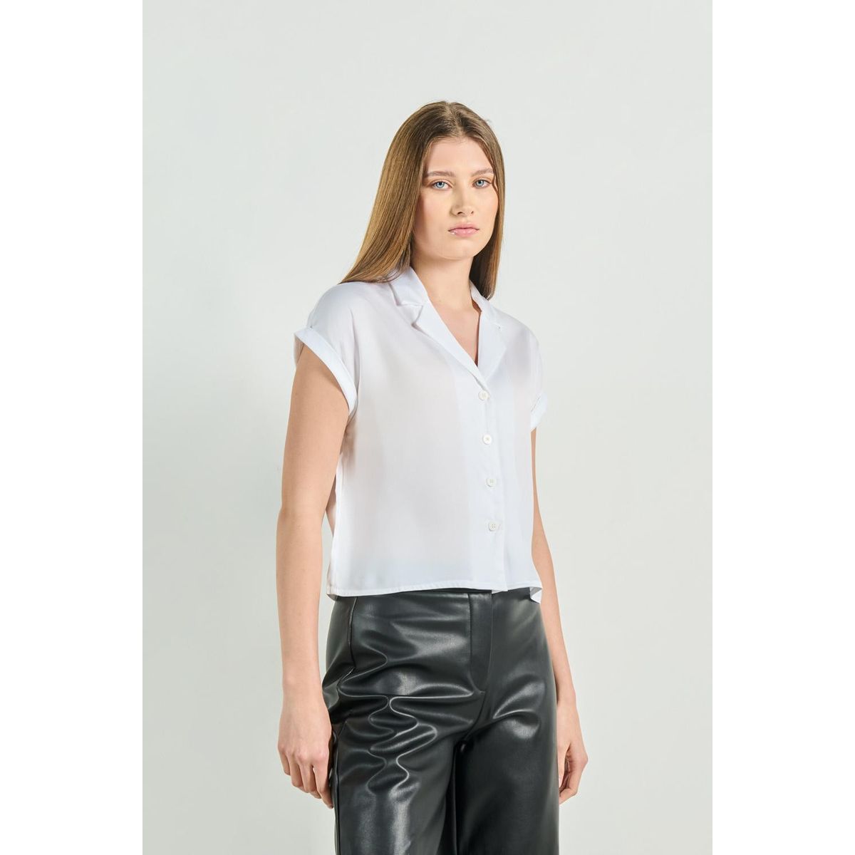 KOAJ - KOAJ Blusa unicolor en satín con cuello resort y manga sisa Mujer