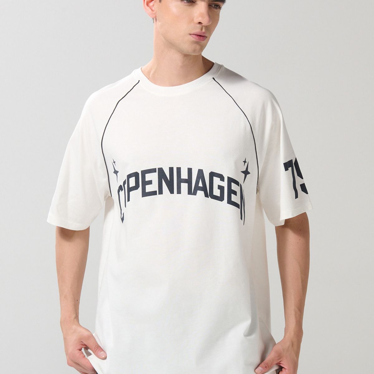 KOAJ - KOAJ Camiseta crema college oversize con manga ranglan corta Hombre