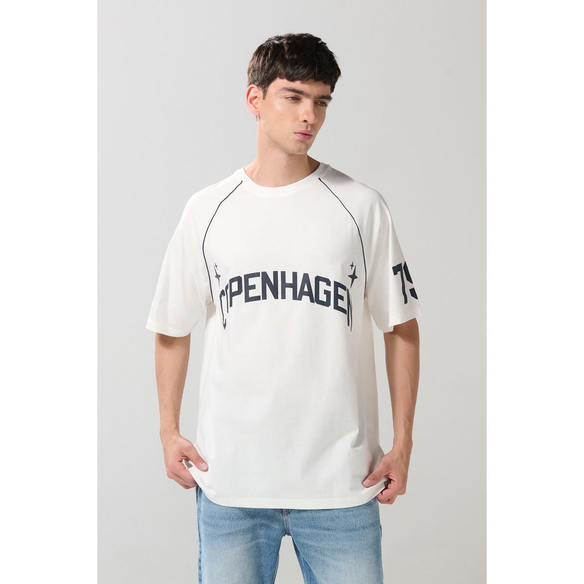 KOAJ - KOAJ Camiseta crema college oversize con manga ranglan corta Hombre