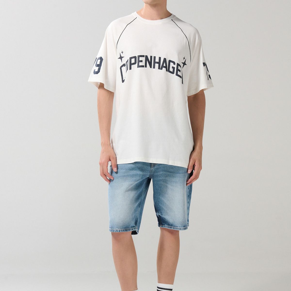 KOAJ - KOAJ Camiseta crema college oversize con manga ranglan corta Hombre