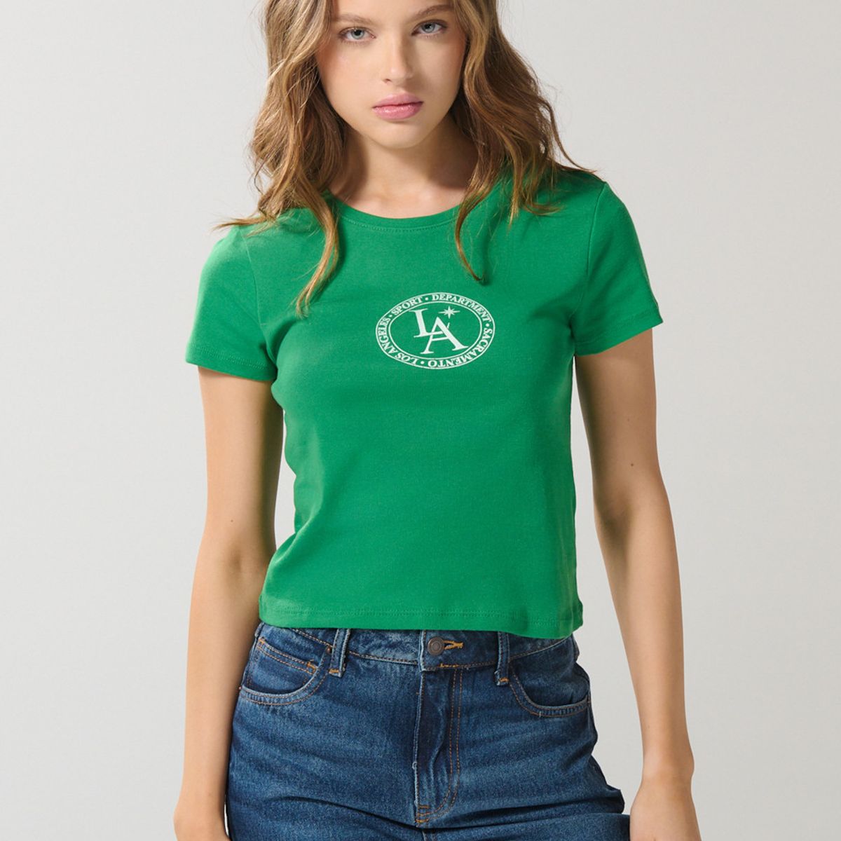 KOAJ - KOAJ Camiseta ajustada manga corta verde con arte college Mujer