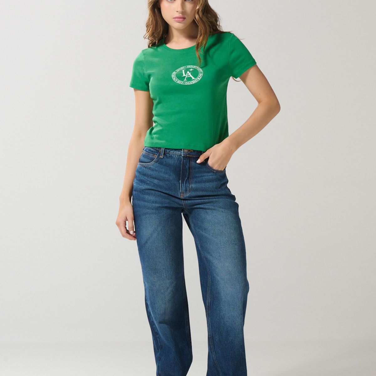 KOAJ - KOAJ Camiseta ajustada manga corta verde con arte college Mujer