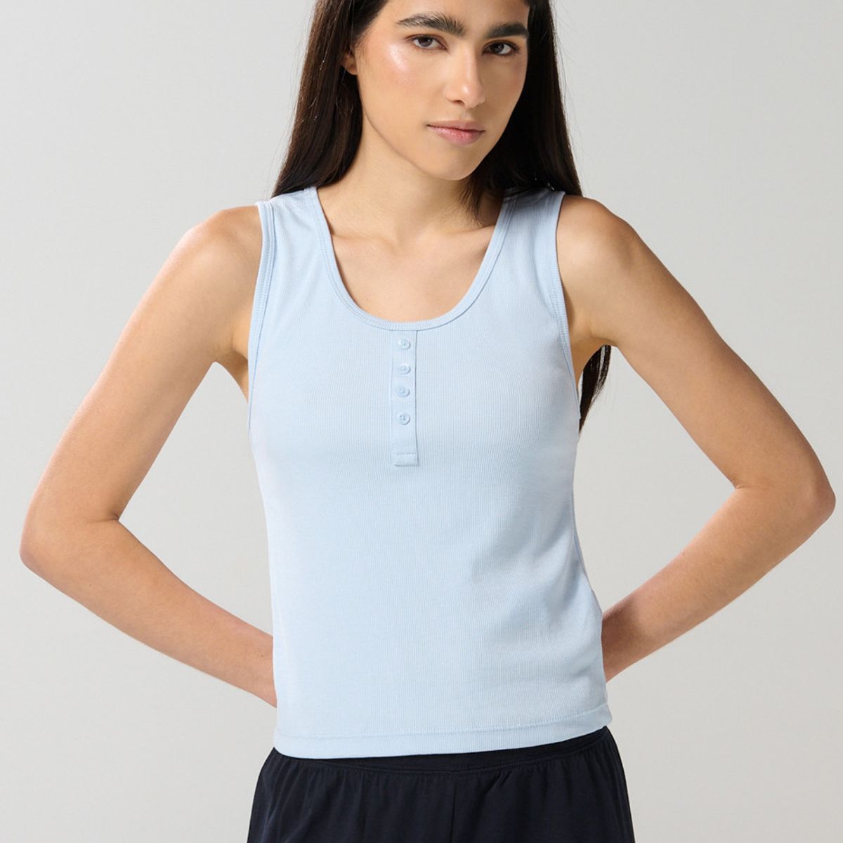 KOAJ - KOAJ Camiseta unicolor con botones y manga sisa Mujer
