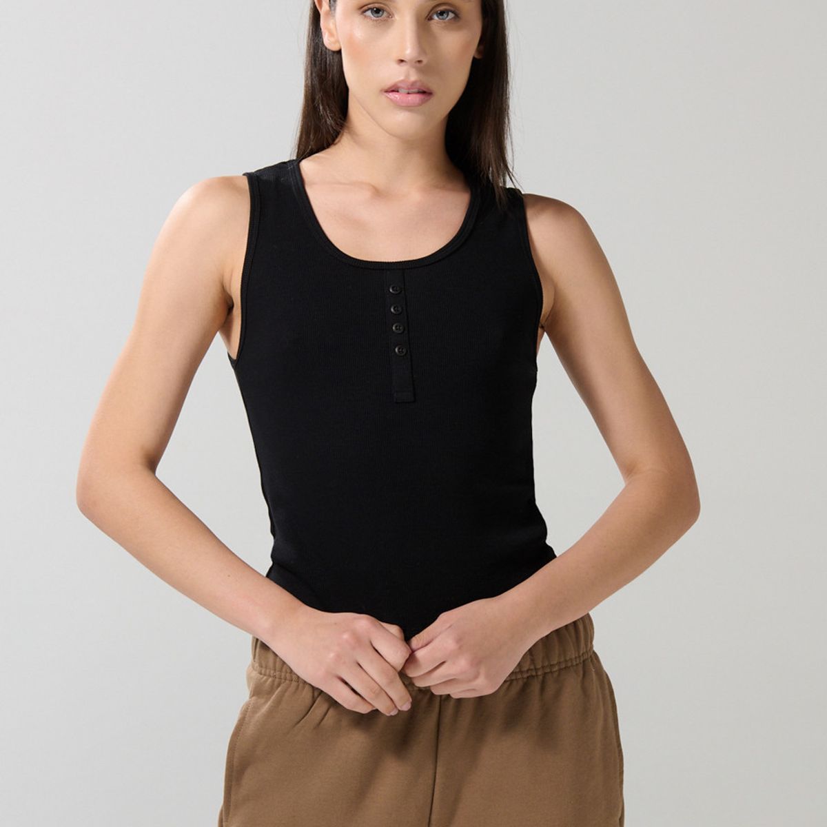 KOAJ - KOAJ Camiseta unicolor con botones y manga sisa Mujer