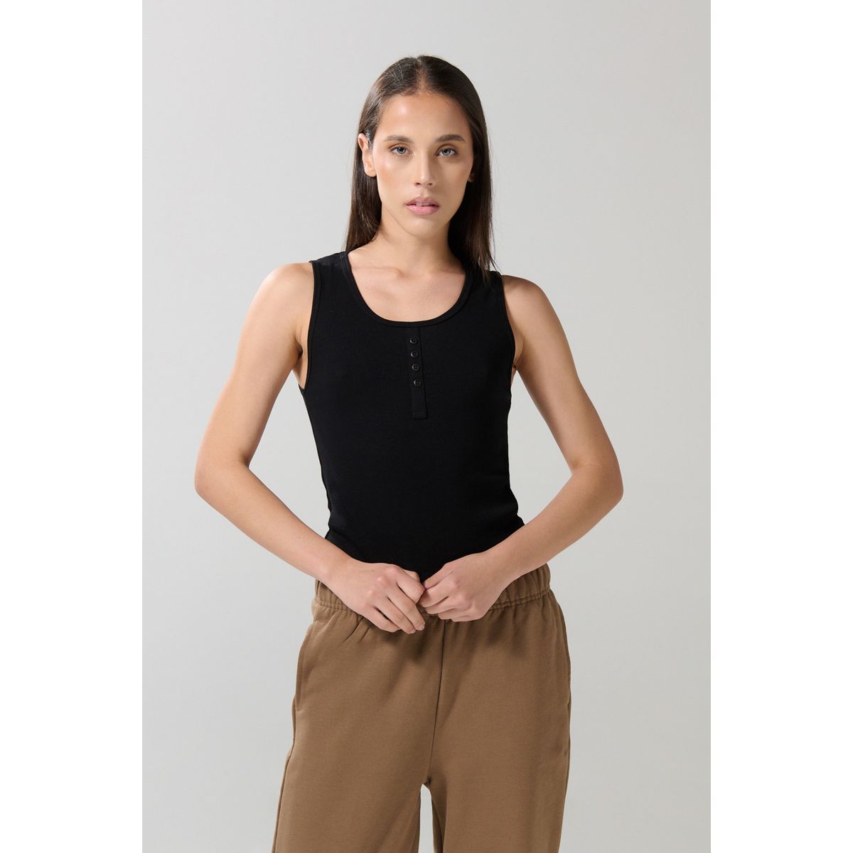 KOAJ - KOAJ Camiseta unicolor con botones y manga sisa Mujer