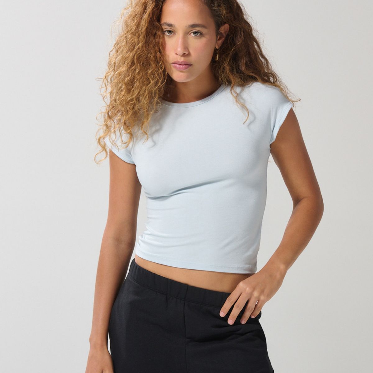 KOAJ - KOAJ Camiseta manga sisa azul clara con cuello redondo Mujer