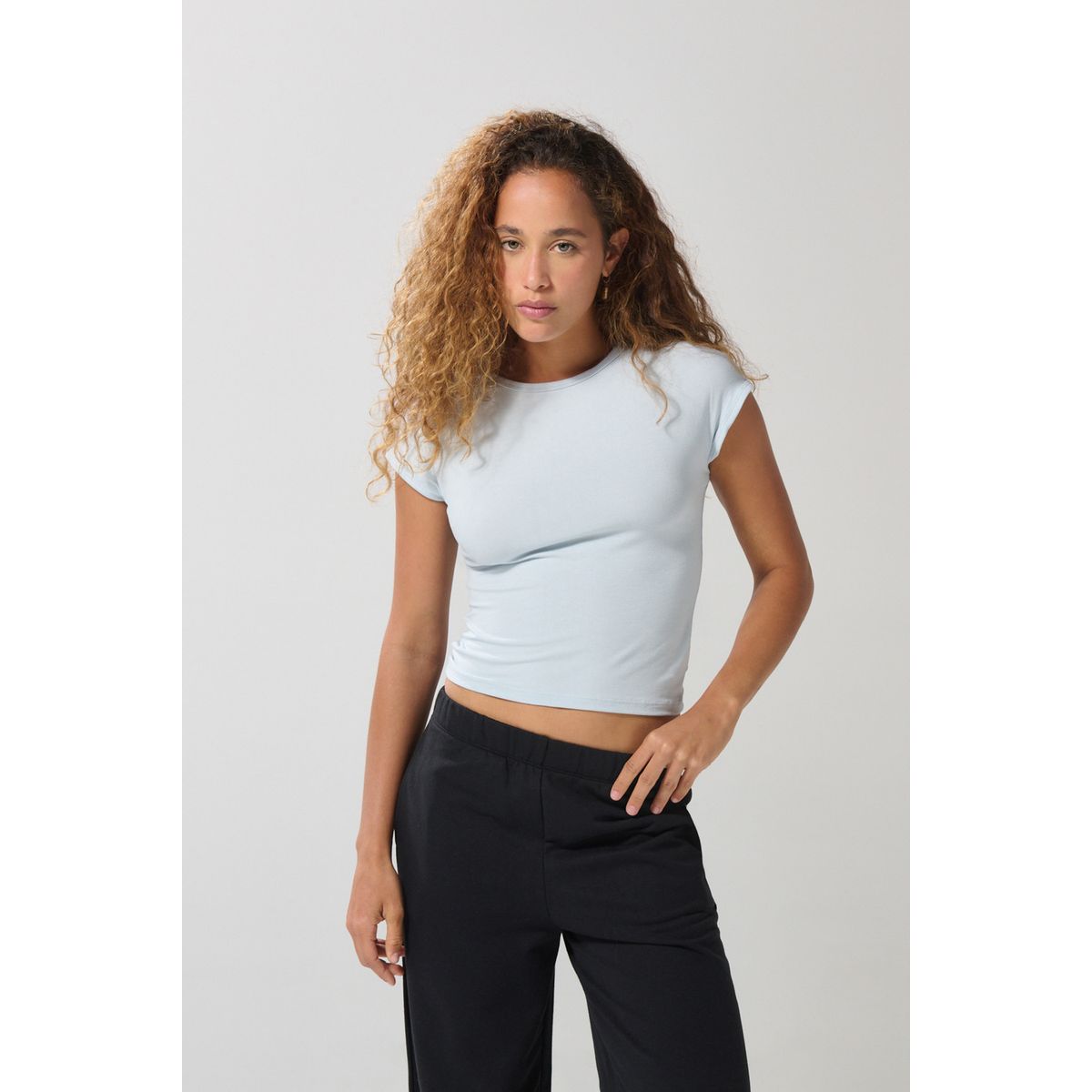 KOAJ - KOAJ Camiseta manga sisa azul clara con cuello redondo Mujer