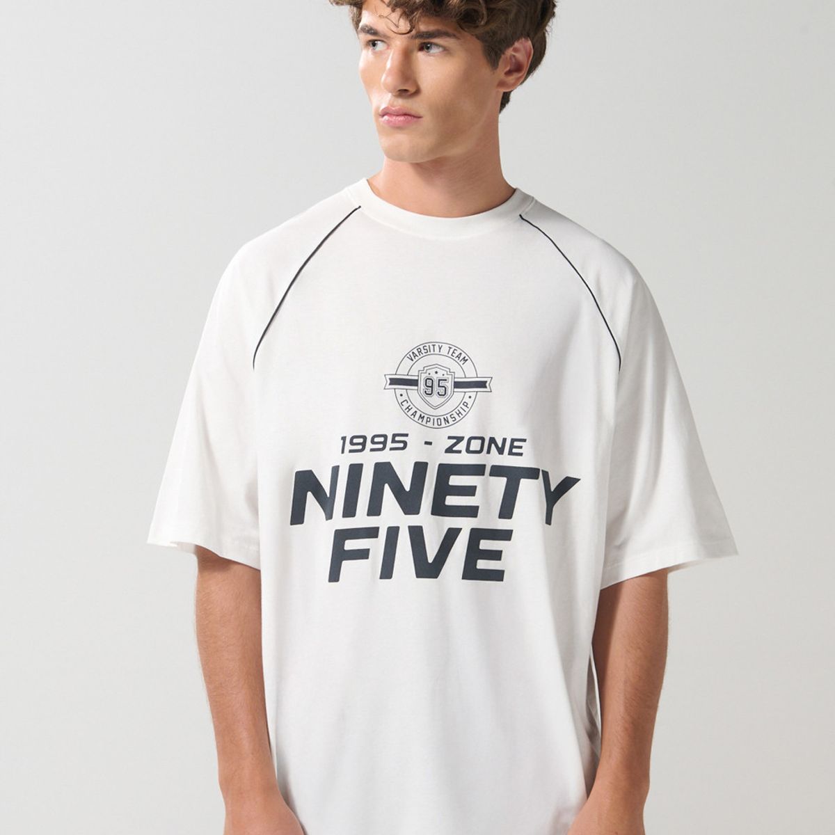 KOAJ - KOAJ Camiseta crema manga ranglan corta oversize con arte co Hombre