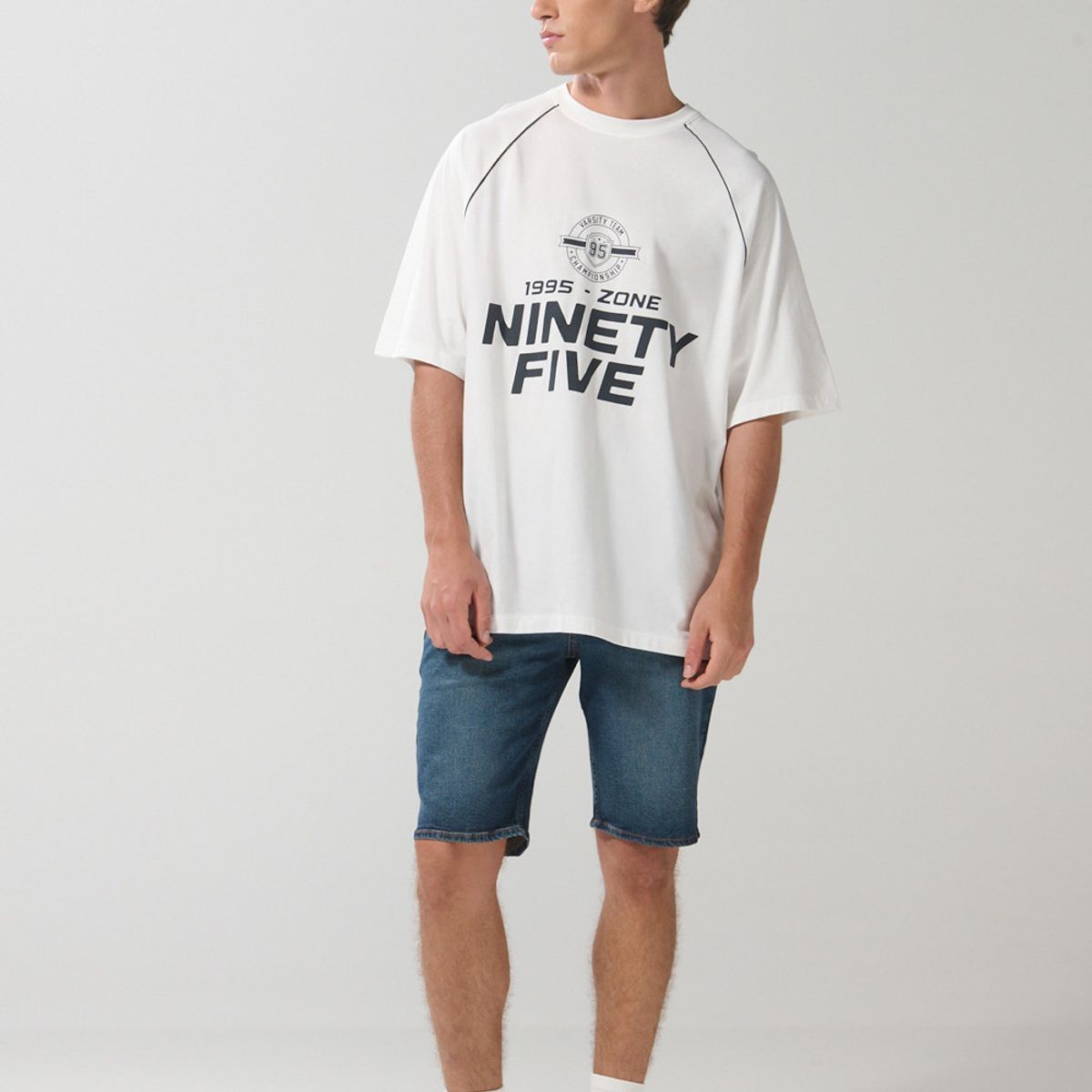 KOAJ - KOAJ Camiseta crema manga ranglan corta oversize con arte co Hombre