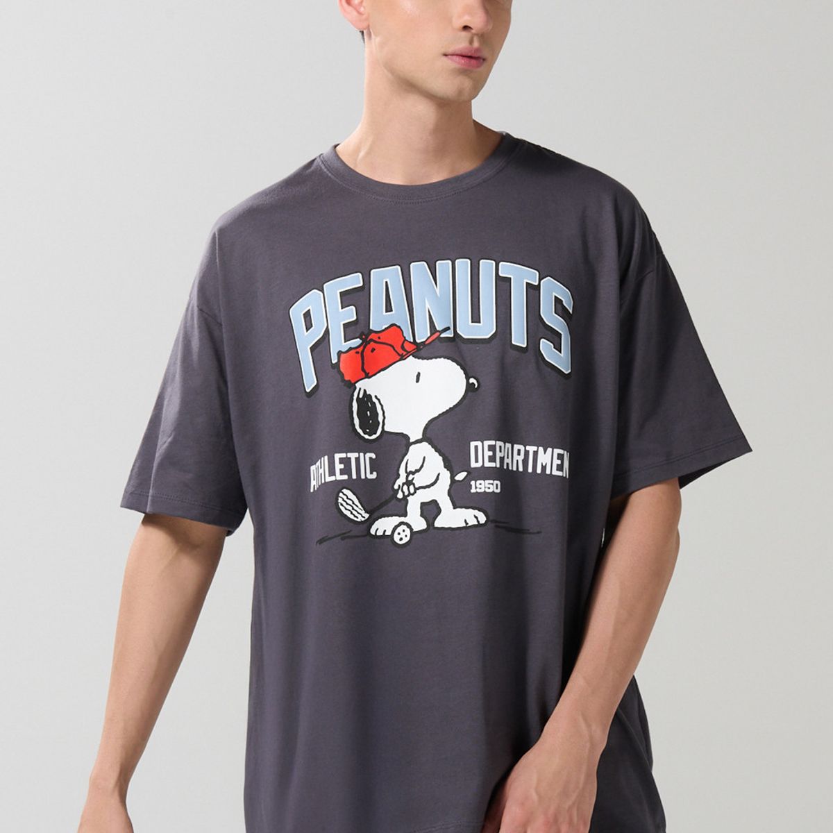 KOAJ - KOAJ Camiseta oversize manga corta gris intensa de Snoopy Hombre