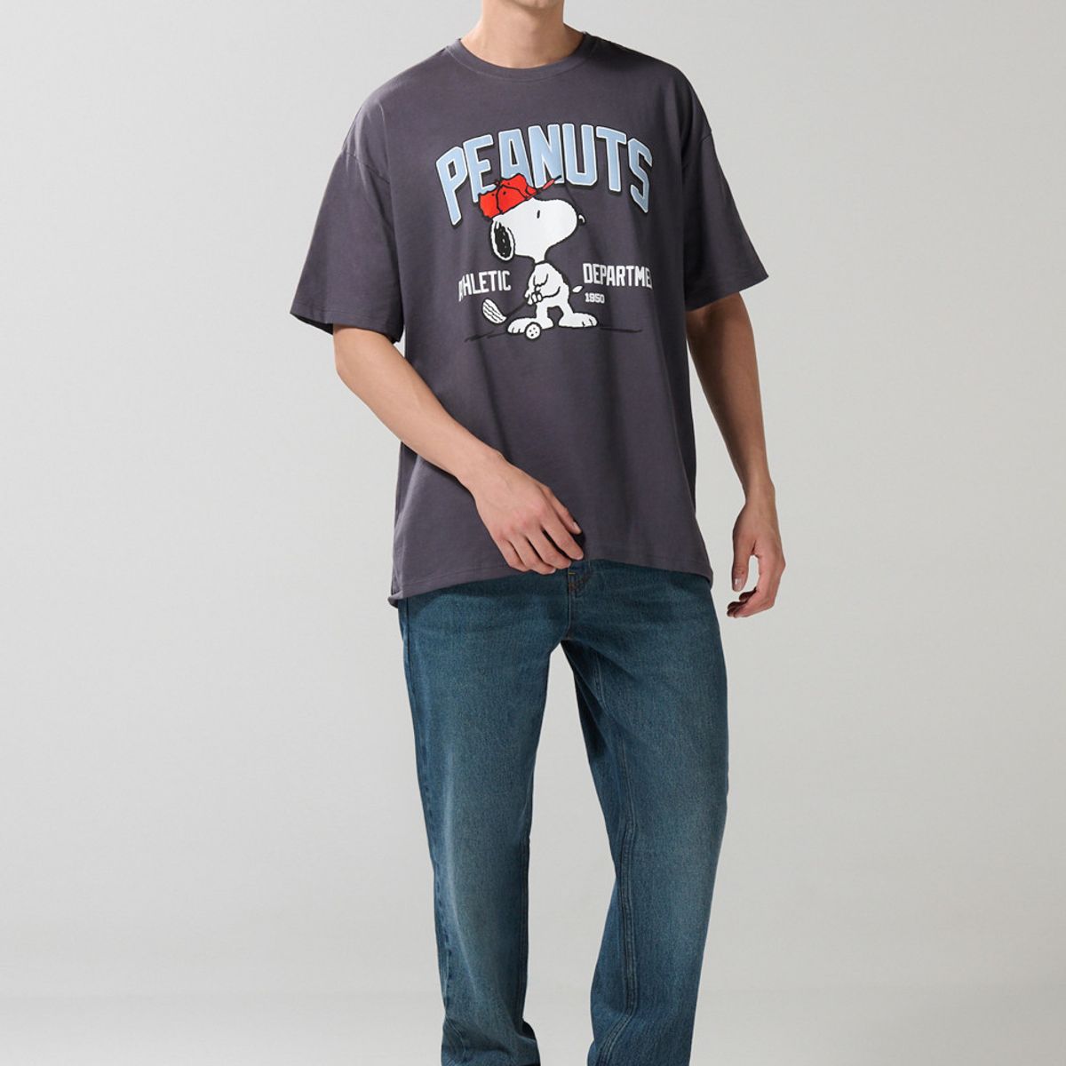 KOAJ - KOAJ Camiseta oversize manga corta gris intensa de Snoopy Hombre