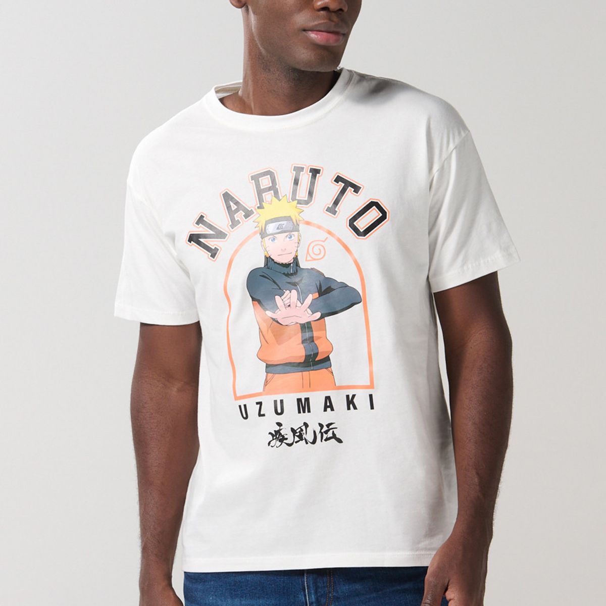 KOAJ - KOAJ Camiseta crema clara cuello redondo con arte de Naruto Hombre