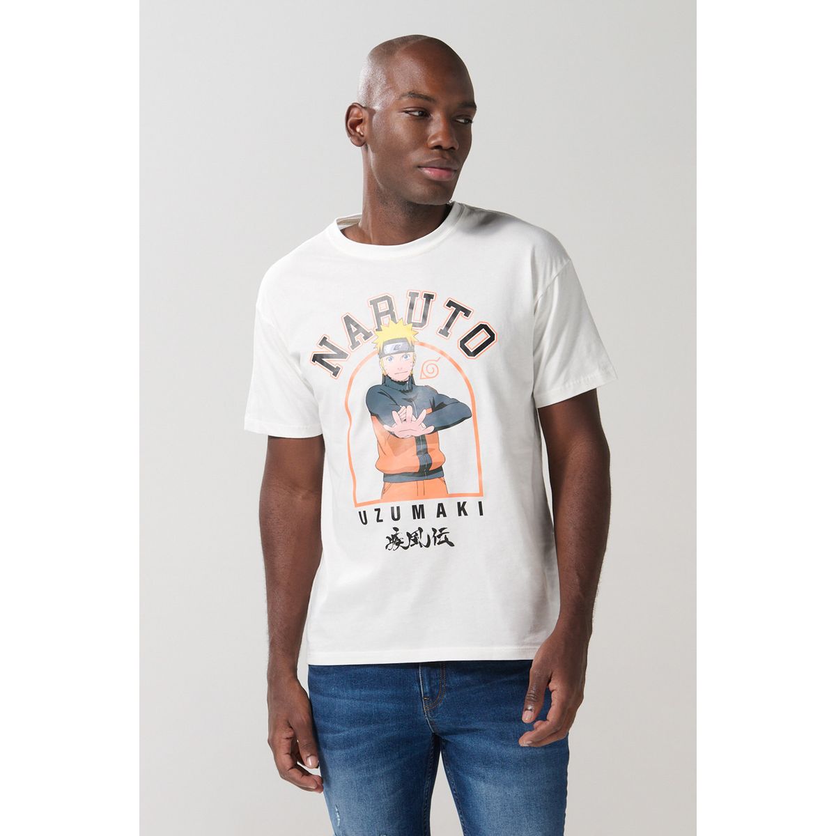 KOAJ - KOAJ Camiseta crema clara cuello redondo con arte de Naruto Hombre