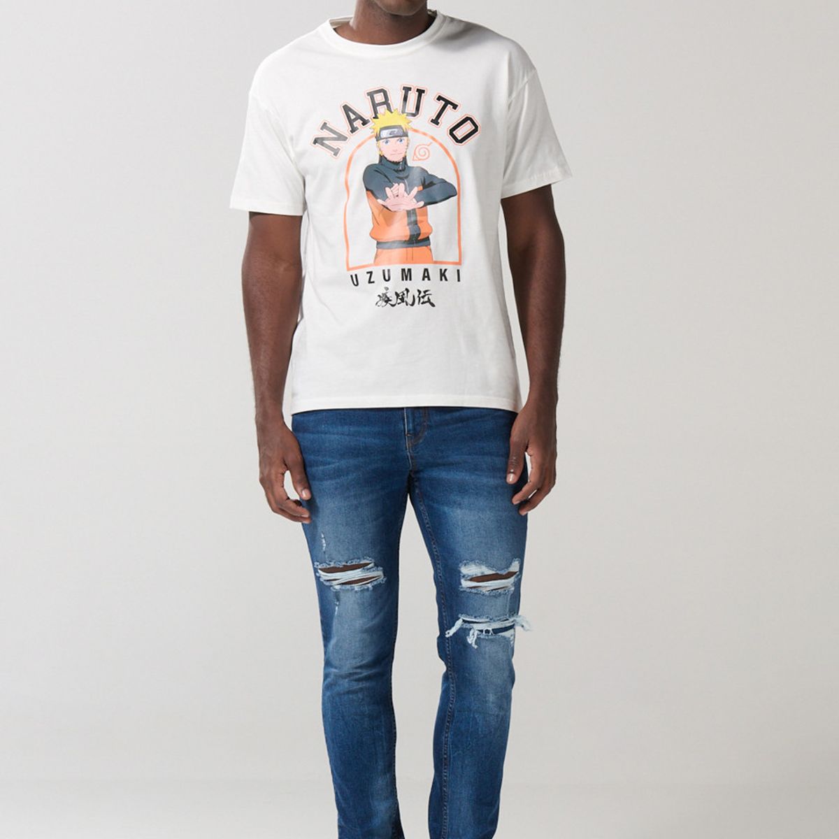 KOAJ - KOAJ Camiseta crema clara cuello redondo con arte de Naruto Hombre